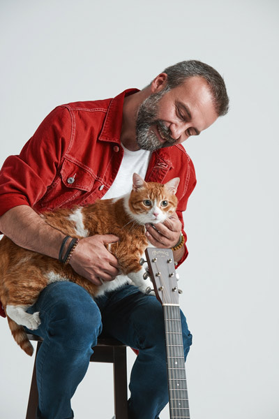 Emre Arslan 'Ah Bir Kedi Olsam' dedi sevimli dostlara umut ışığı oldu
