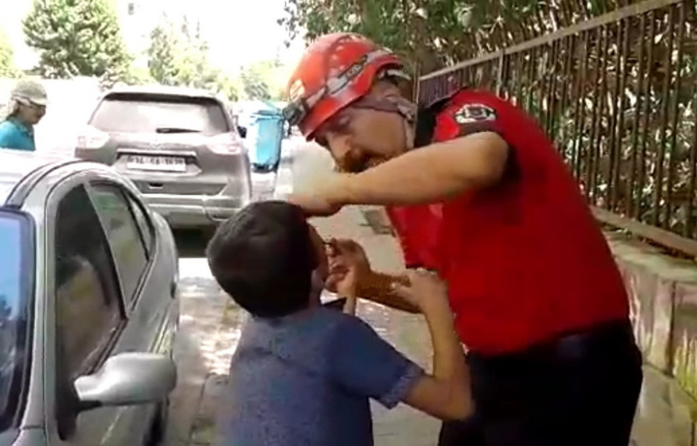 Parmağı korkuluğa saplanan çocuk  itfaiyeciye sarılıp ağladı