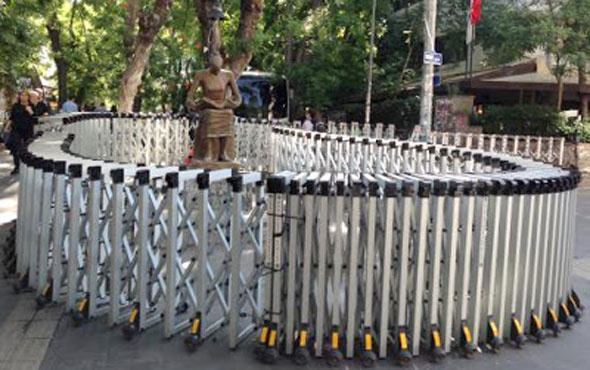 Polis İnsan Hakları Anıtı'nın bariyerlerini 1 yıl sonra kaldırdı