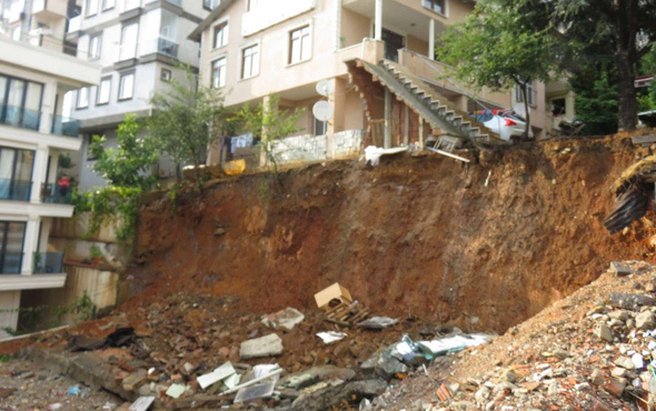 Sancaktepe'de bir okulun duvarı çöktü