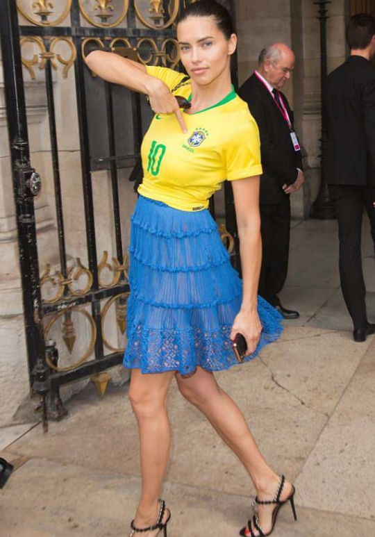 Brezilya tur atladı Adriana Lima kendinden geçti!