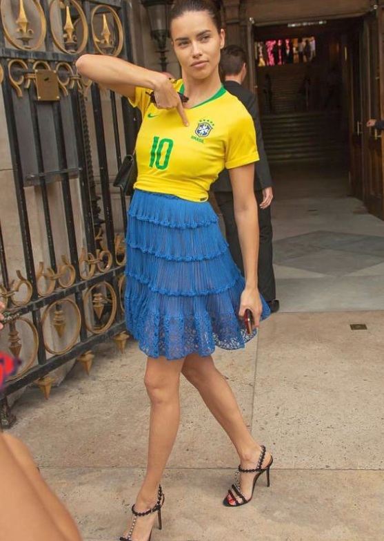 Brezilya tur atladı Adriana Lima kendinden geçti!