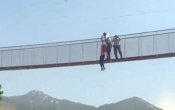 Tam o an: Köprüden atladı polis havada yakaladı!