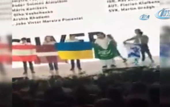  Suudi Arabistanlı öğrenci İsrail bayrağının yanında durmadı