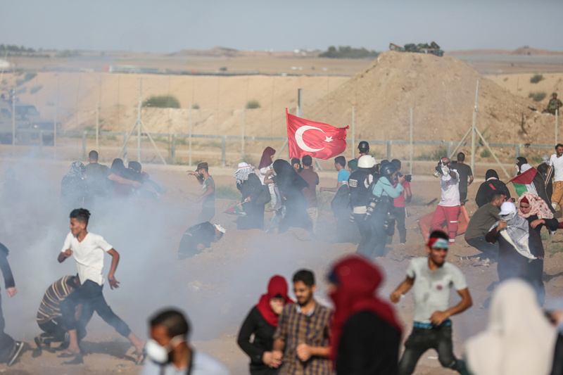 İsrail askerleri Türk bayrağı sallayan Filistinli genci vurdu 