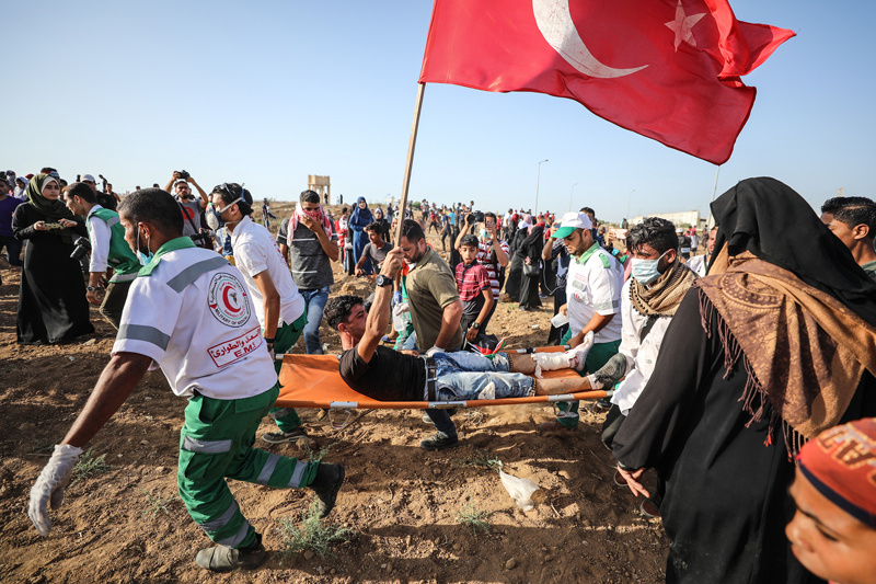 İsrail askerleri Türk bayrağı sallayan Filistinli genci vurdu 