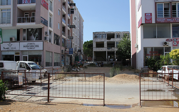 'Tapulu arazim' dedi: Yolu trafiğe kapattı!