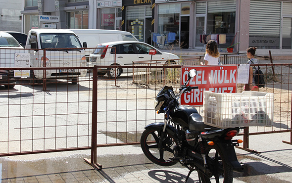 'Tapulu arazim' dedi: Yolu trafiğe kapattı!