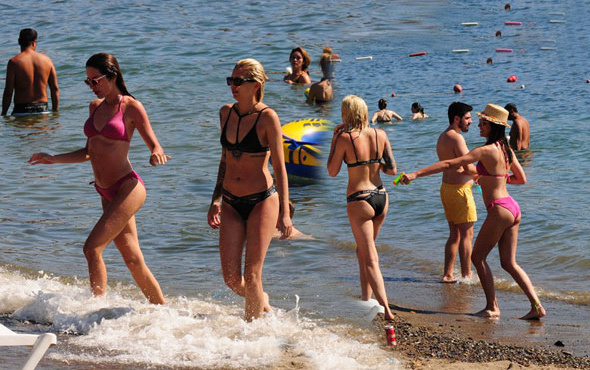 Bikinisinden çıkardı ayaklarına sıktı! 