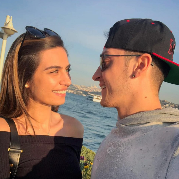 Mesut Özil'den Amine Gülşe'ye dudak uçuklatan düğün hediyesi