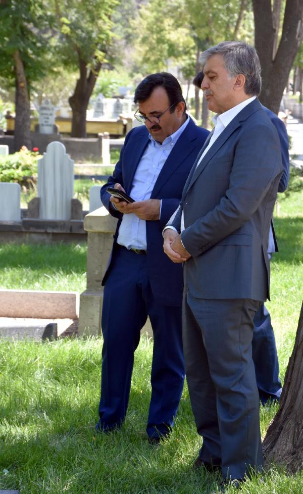 Babasının mezarına gitti telefondan Yasin Suresi okudu