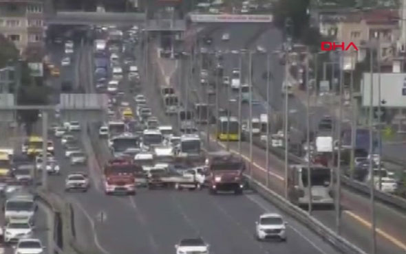 İstanbul'da trafiği kilitleyen kaza!