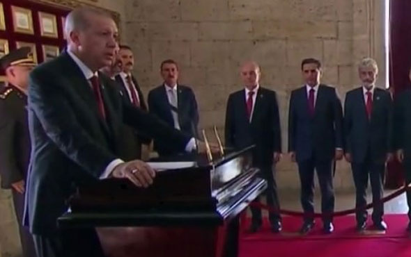 Başkan Erdoğan'dan Anıtkabir'de ilk mesaj