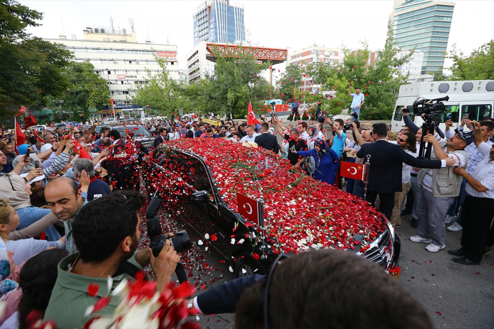  Cumhurbaşkanı Recep Tayyip Erdoğan'ın yollarına güller döküldü