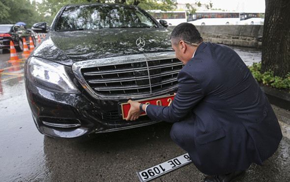 Binali Yıldırım'ın makam aracının plakası böyle söküldü!