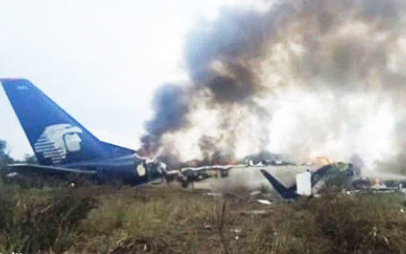 Meksika’da yolcu uçağı düştü