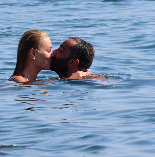 Denizde romantik anlar! Semih Şentürk öpmeye doyamadı