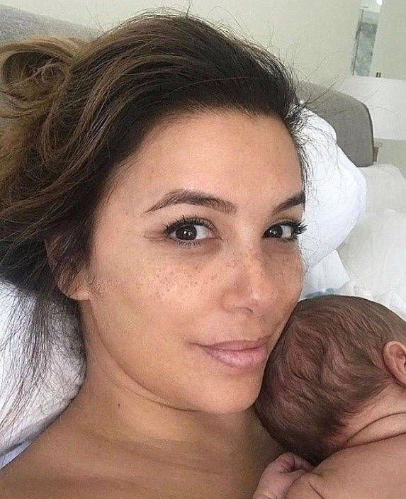 Eva Longoria bebeğinin yüzünü ilk kez gösterdi