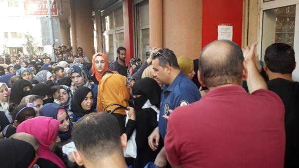 İzmir’de izdiham: Bebekler bile ezilme tehlikesi geçirdi!