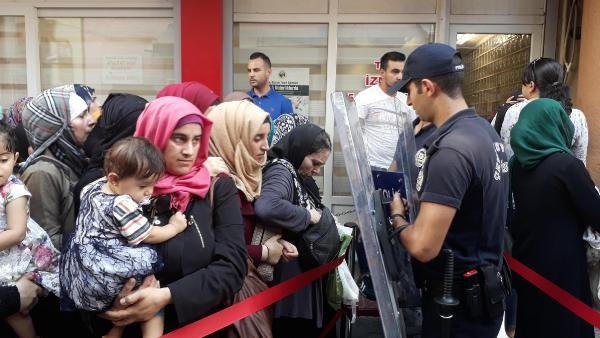 İzmir’de izdiham: Bebekler bile ezilme tehlikesi geçirdi!