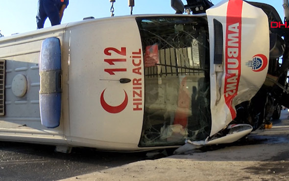 Bakırköy'de ambulans kaza yaptı: 3 sağlık görevlisi yaralı