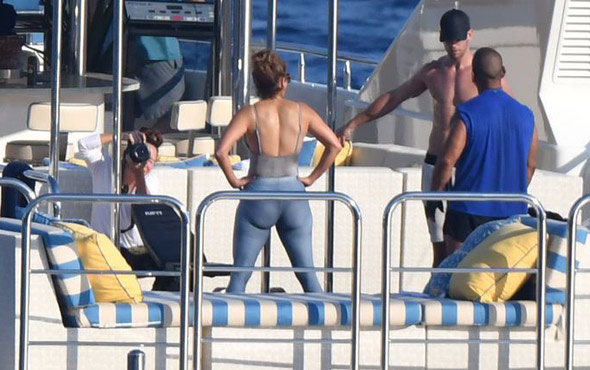 49'luk Jennifer Lopez üşenmeden teknede barfiks çekti!