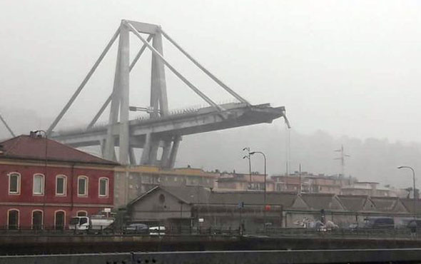 İtalya'da köprü çöktü!