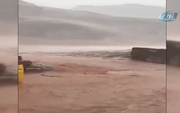 Suudi Arabistan'da şiddetli yağmur sele dönüştü