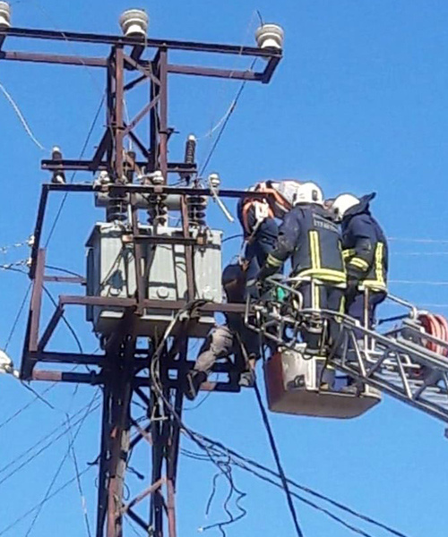 Verilmiş sadakası varmış! Elektrik akımına kapıldı trafoda mahsur kaldı