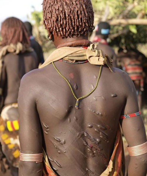 Bir garip Afrika kabilesi! Evlenmek isteyeni kırbaçlıyorlar