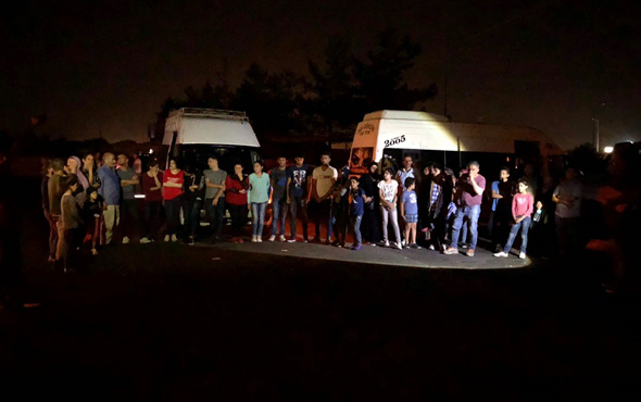 Adana'da 2 minibüste 50 kaçak yakalandı