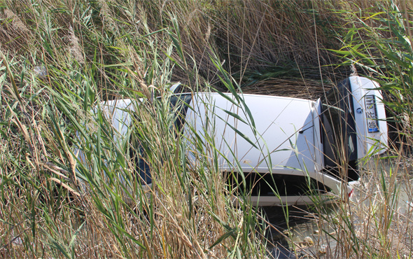 Konya'da otomobil sulama kanalına düştü