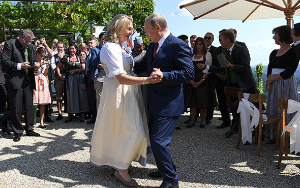 Putin, Avusturya Dışişleri Bakanı Kneissl ile dans etti!