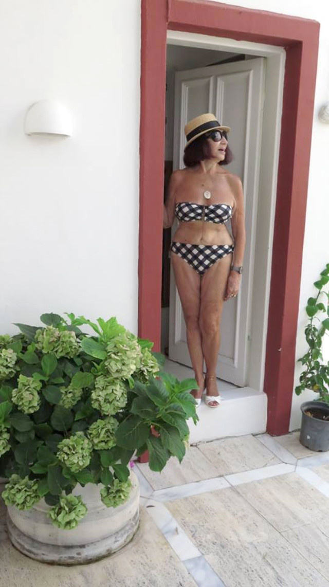 89'luk oyuncu Gülriz Sururi bikinili pozuyla olay oldu