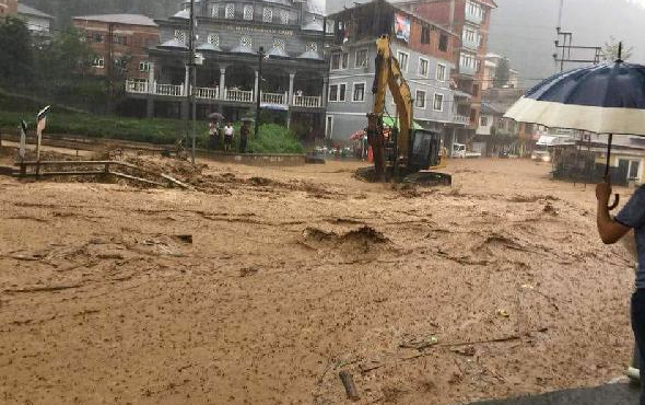 Rize'de sel felaketi başkan bu mesajı attı: Batıyoruz!