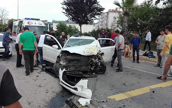 Taksi ile otomobil kafa kafaya çarpıştı: Çok sayıda yaralı var!