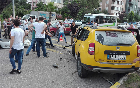 Taksi ile otomobil kafa kafaya çarpıştı: Çok sayıda yaralı var!