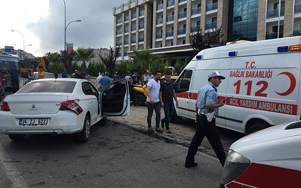 Taksi ile otomobil kafa kafaya çarpıştı: Çok sayıda yaralı var!