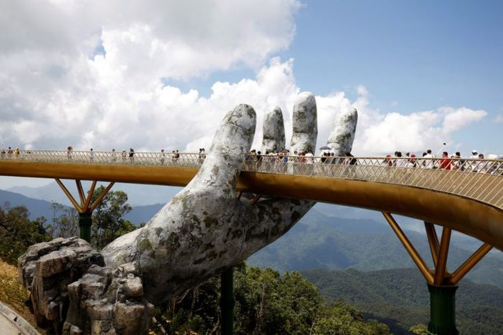 Vietnam'daki Altın Köprü turist akınına uğruyor