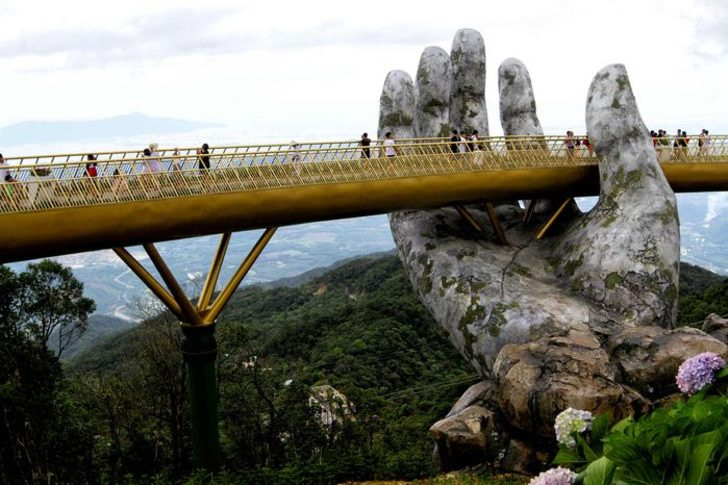 Vietnam'daki Altın Köprü turist akınına uğruyor