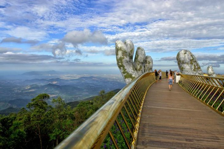 Vietnam'daki Altın Köprü turist akınına uğruyor