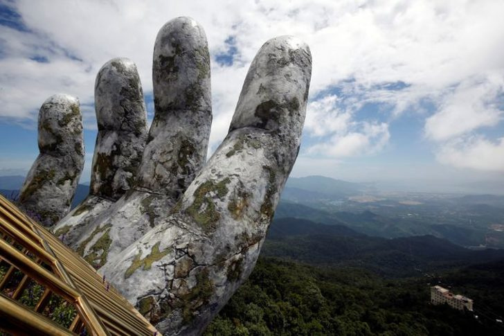 Vietnam'daki Altın Köprü turist akınına uğruyor