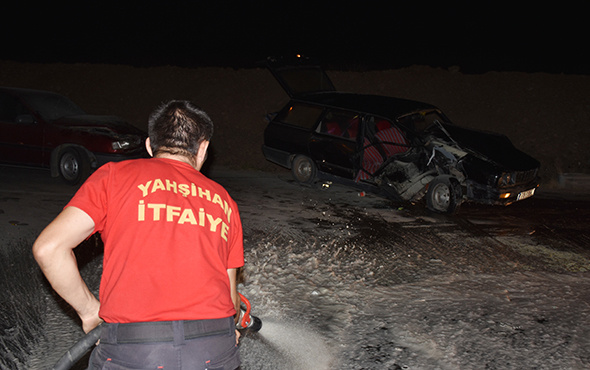 Kaza sonrası otomobili yanan sürücüler olay yerinden kaçtı!