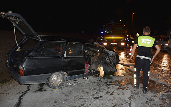 Kaza sonrası otomobili yanan sürücüler olay yerinden kaçtı!