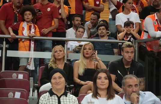 Malene Pedersen güzelliğiyle Galatasaray tribünlerini salladı