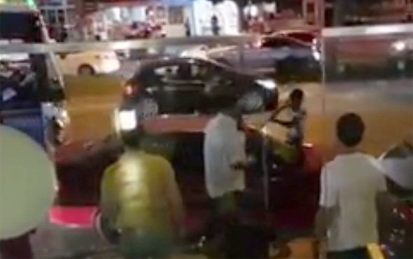 Trafik polisi ceza yazınca araç sahibi sinirden aracını parçaladı