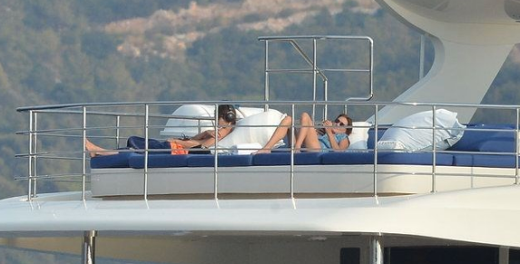 Bodrum'da sıcağa direndi! Carla Bruni elbiseyle güneşlendi