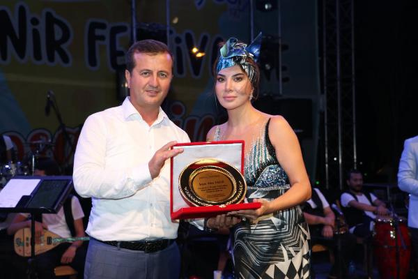 Ebru Yaşar'dan deprem korkusunu unutturan konser