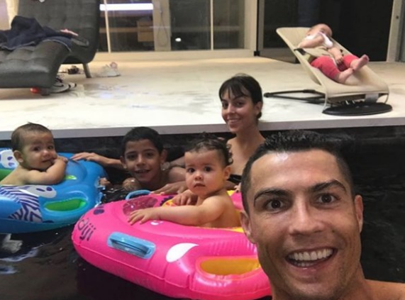 Ronaldo ailesine Juventus forması giydirdi ortalık yıkıldı