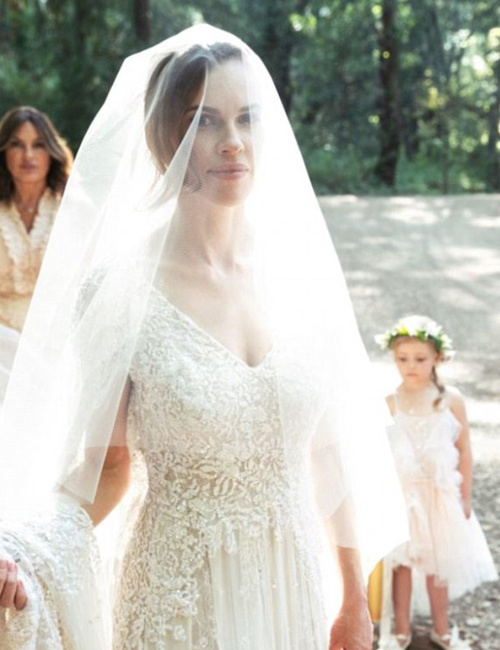 Hilary Swank evlendi güzelliği ve zerafetiyle törene damga vurdu!